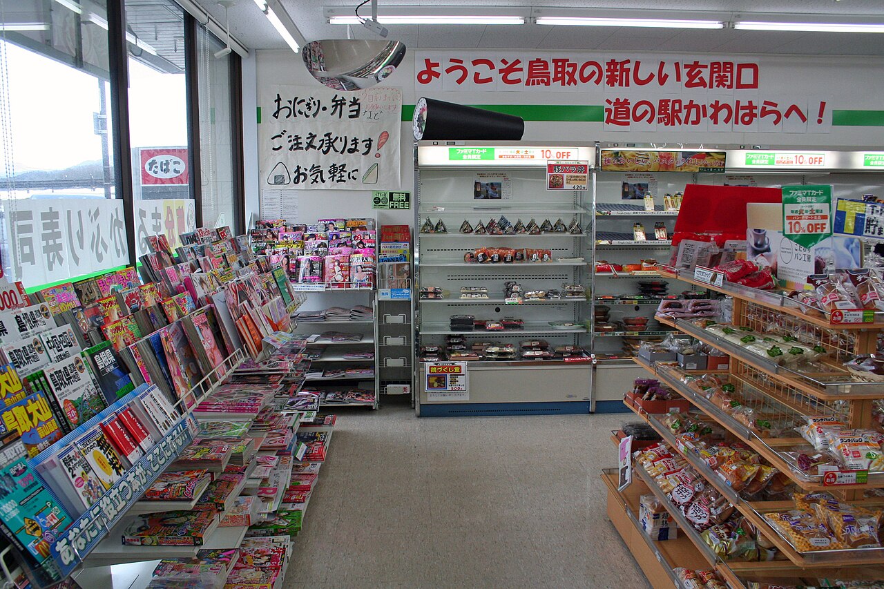 日本のファミリーマート店内