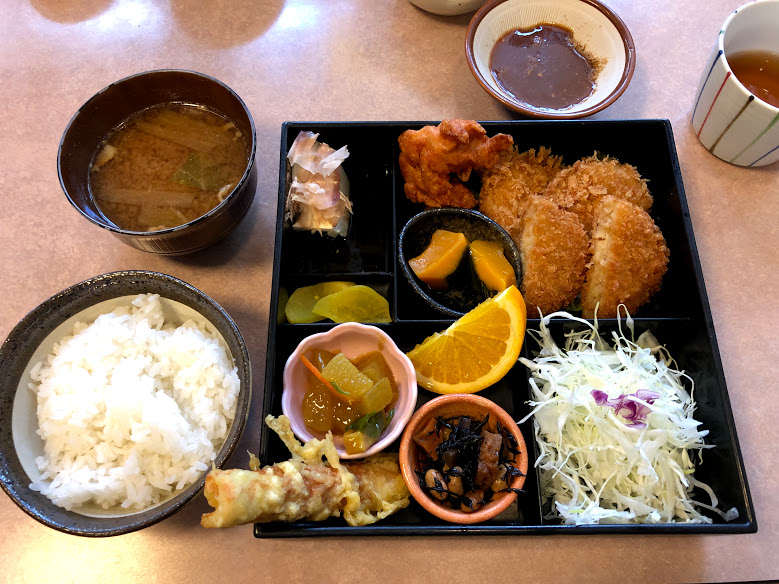 とんかつを中心にした日本の定食