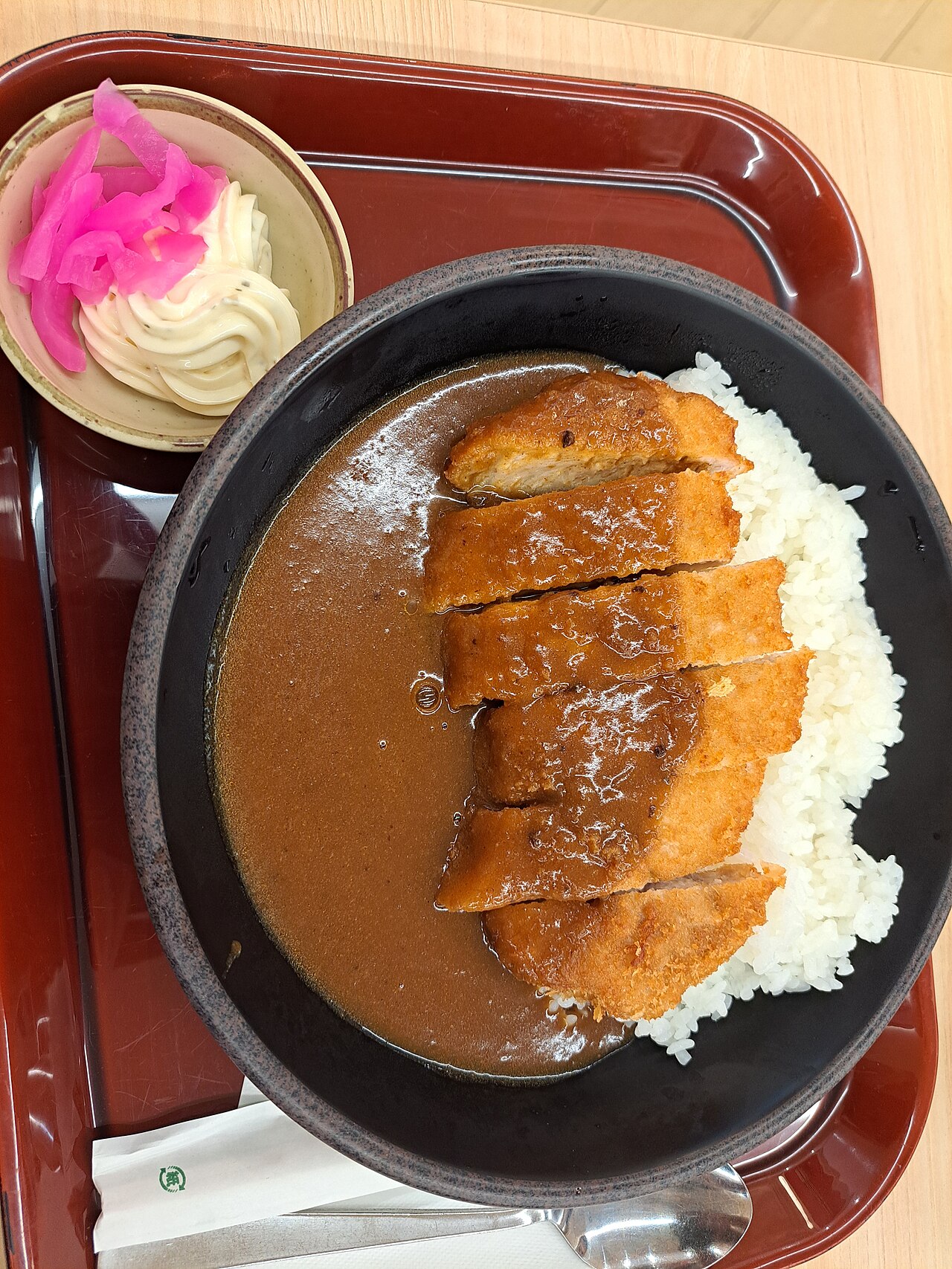 カツを添えた日本のカレーライス