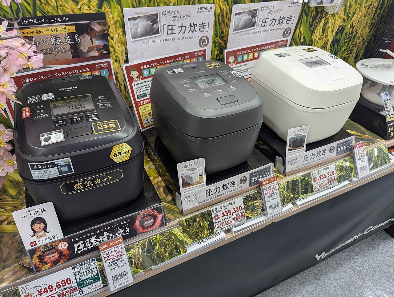 日本の家電店に並ぶ圧力炊飯器