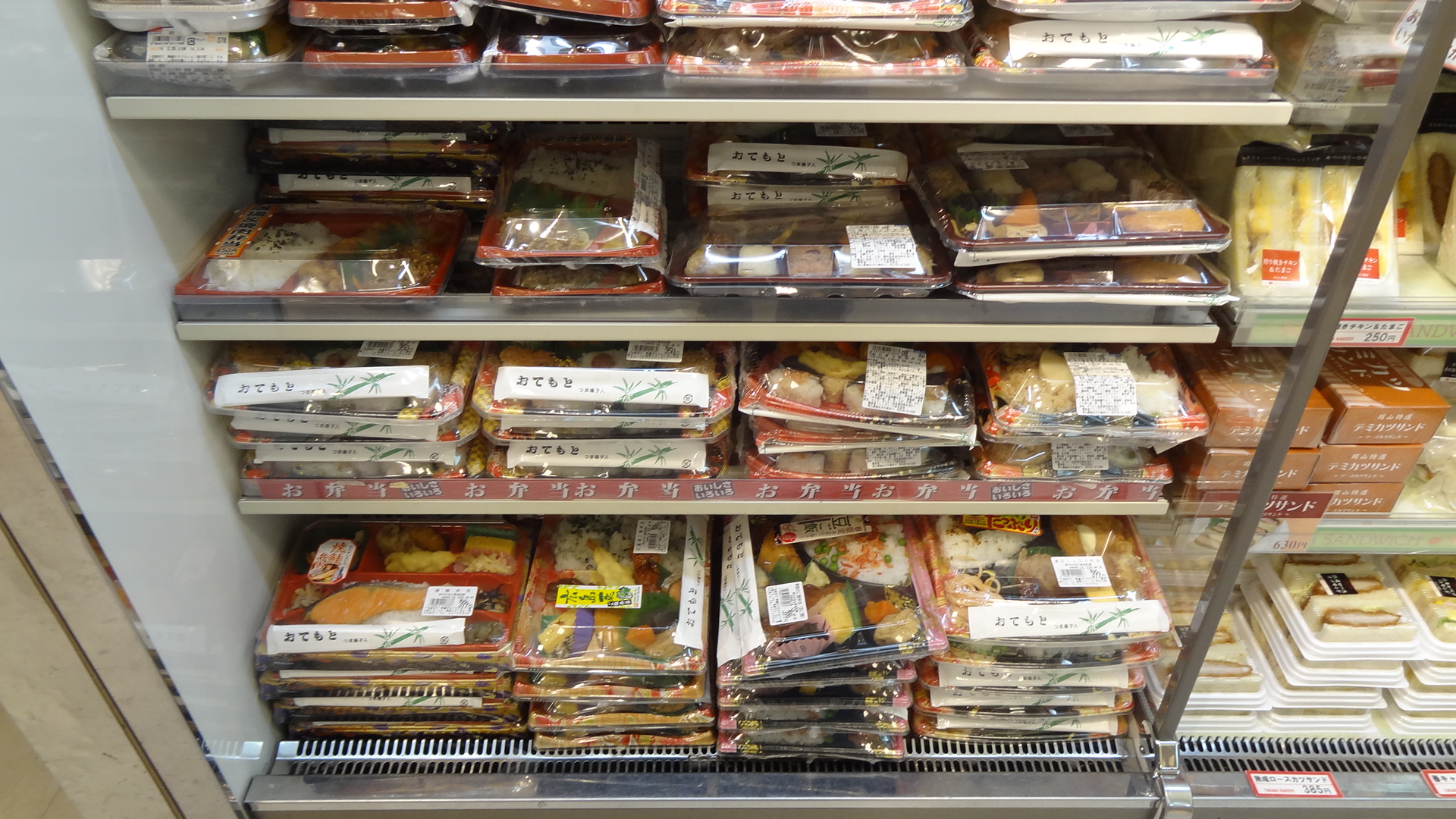 日本のコンビニに並ぶ弁当