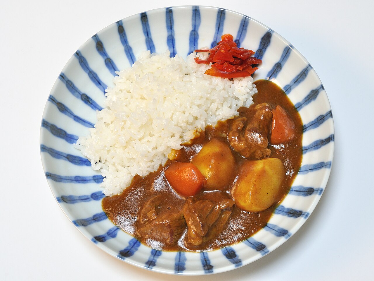 牛肉とじゃがいも、にんじん、玉ねぎを使った日本のカレーライス