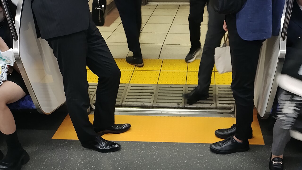 電車内のビジネスマン