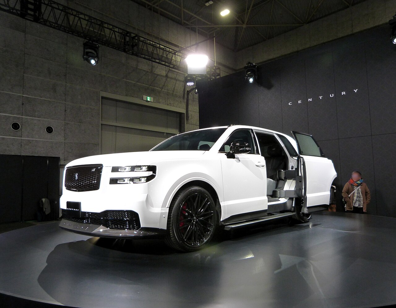 白いトヨタ・センチュリーGRMN SUV
