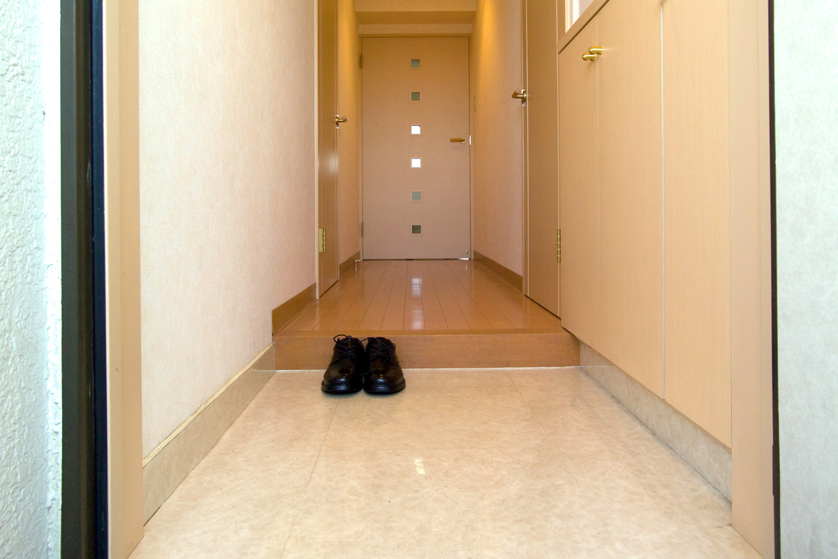日本の住宅の玄関。靴を脱いで上がる場所（資料写真）