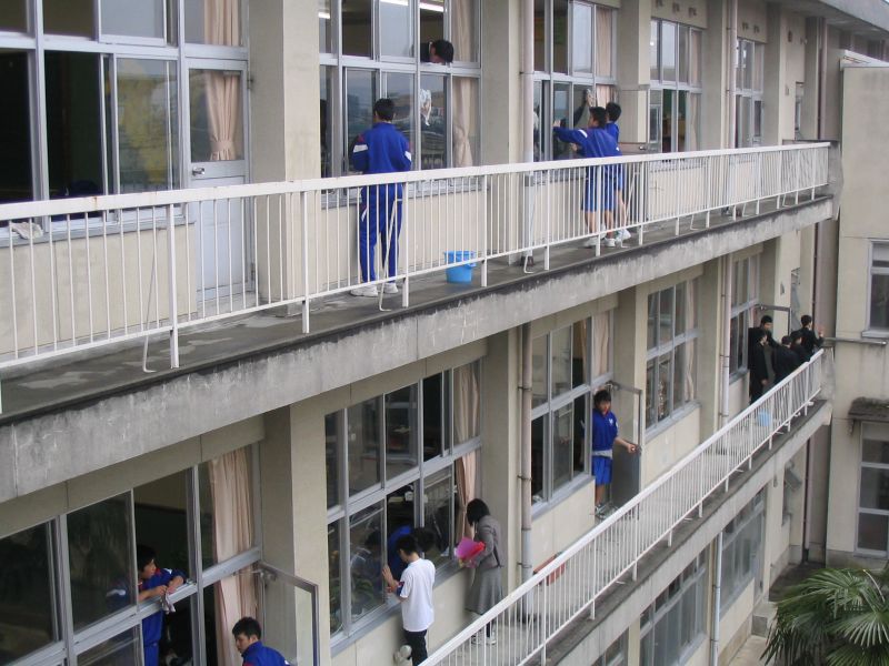 日本の学校での清掃風景（資料写真）