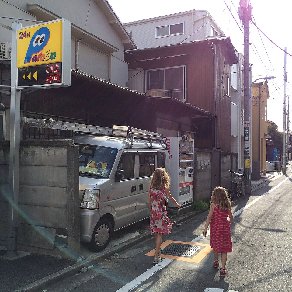 狭い駐車スペースに停まる軽自動車