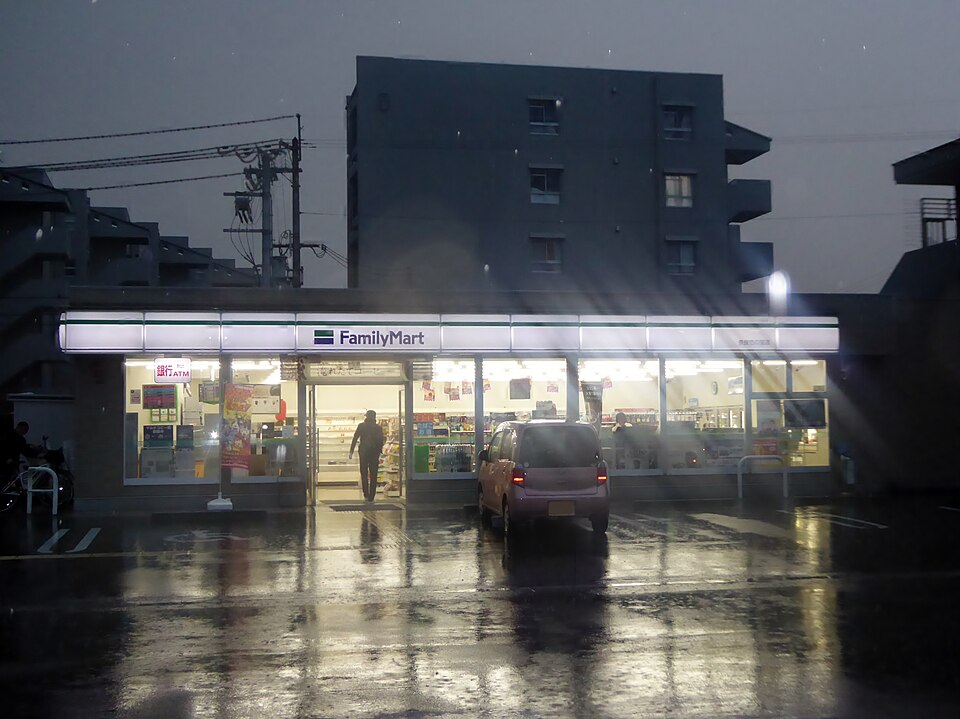 雨の夜のファミリーマート
