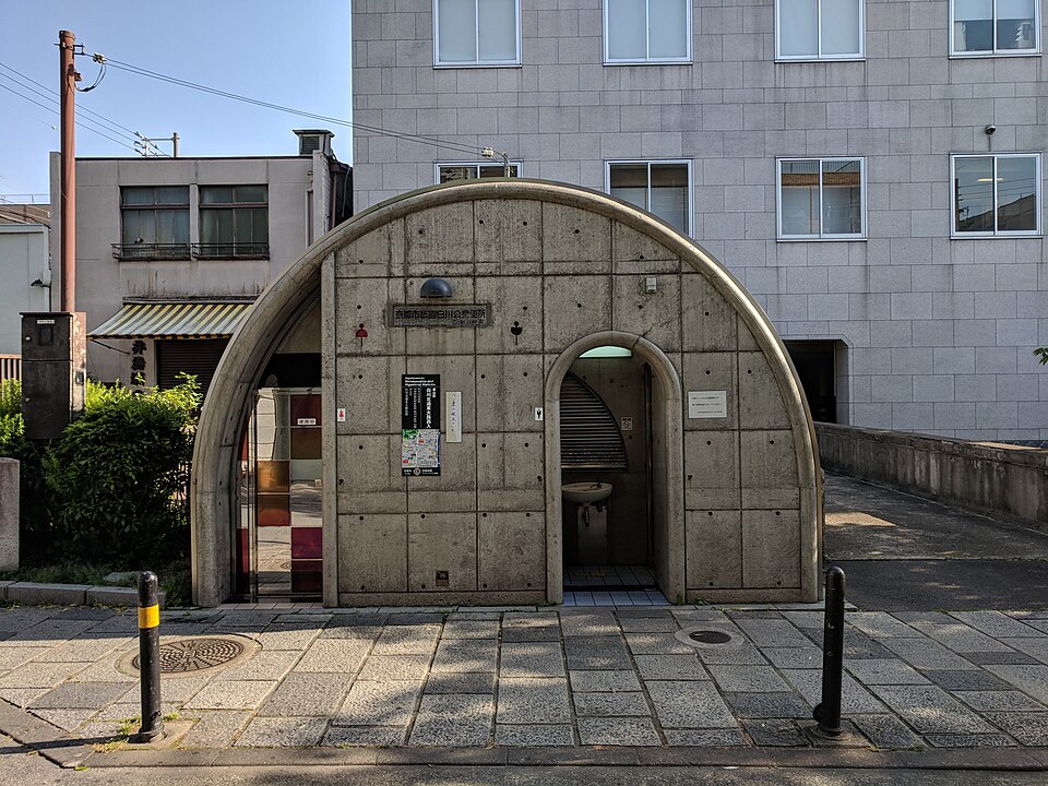 京都の街中にある公衆トイレの外観